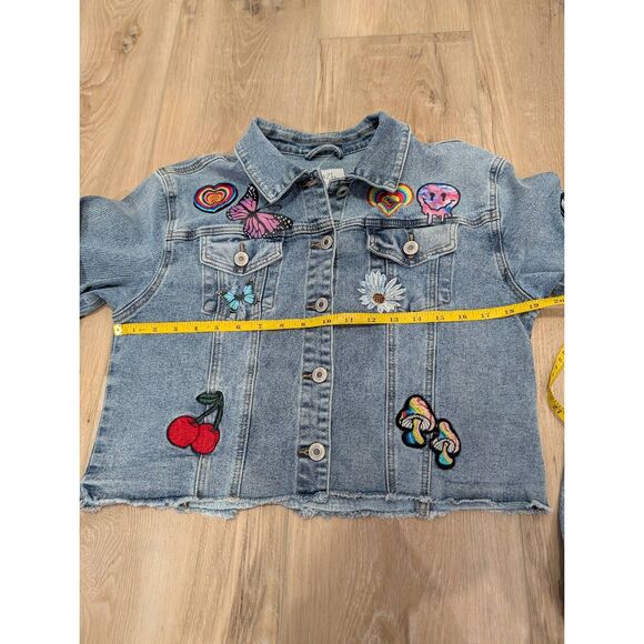 Rue 21 Cropped Denim Jean Jacket Embroidered Patches Size Large Stretch - Picture 10 of 15